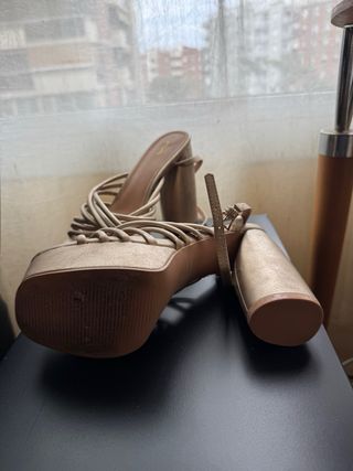 Zapatos de tacón MIM dorados