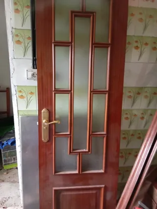 Puerta de madera con cristal