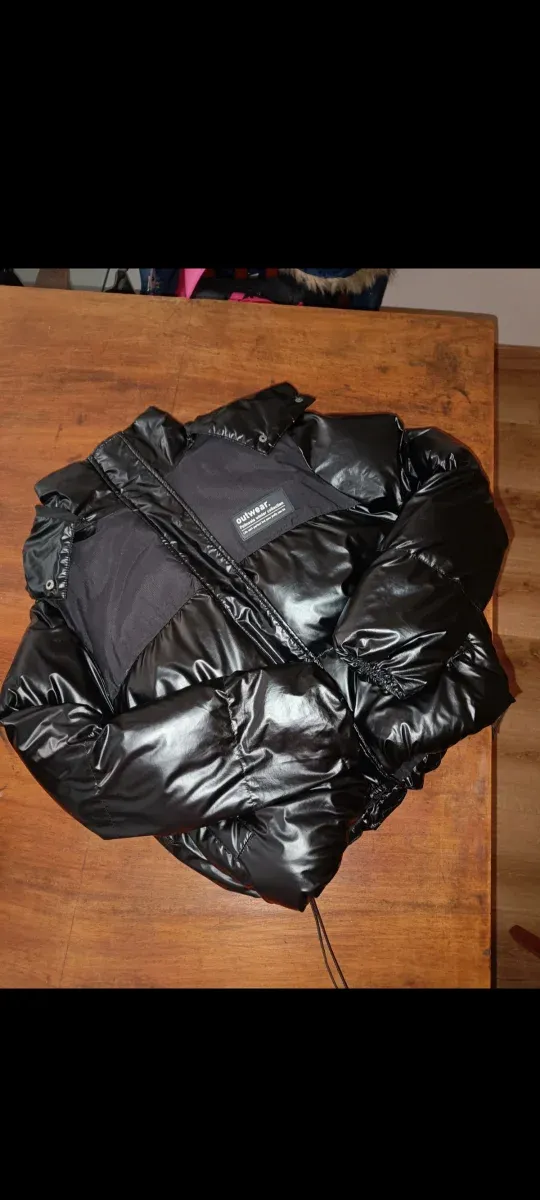 Abrigo negro brillante