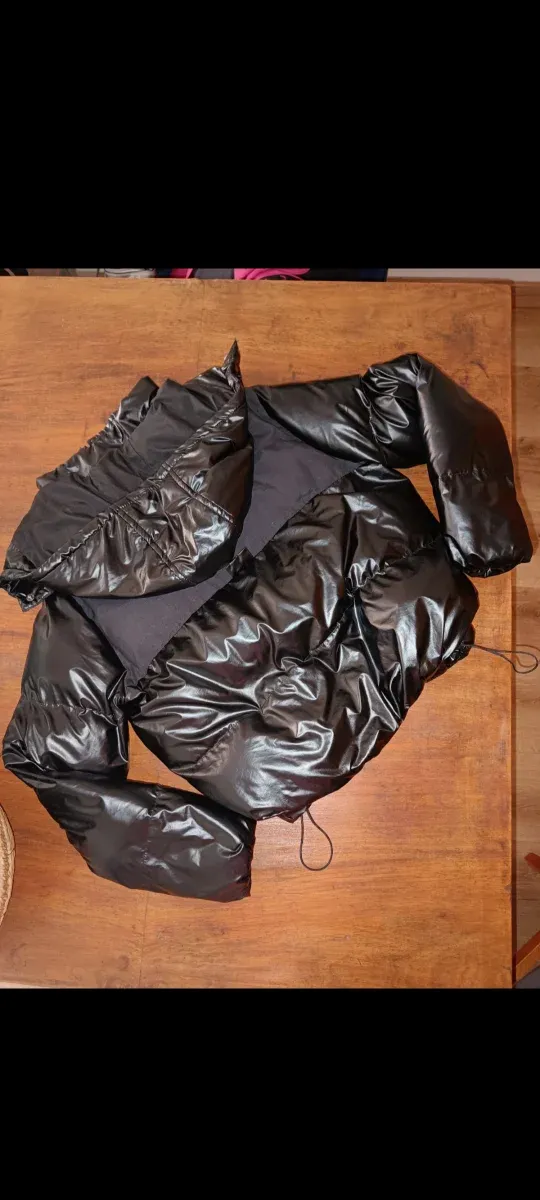 Abrigo negro brillante