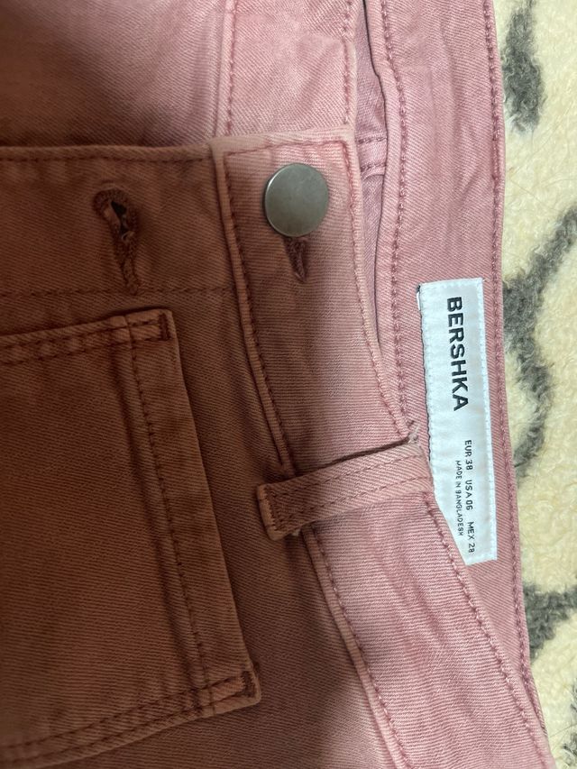 Pantalón rosa campana del Bershka
