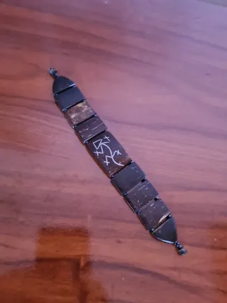 Pulsera artesanal de coco tallado