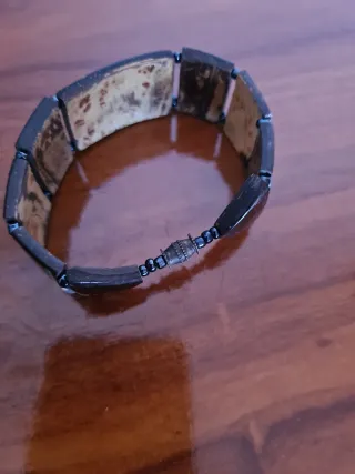 Pulsera artesanal de coco tallado