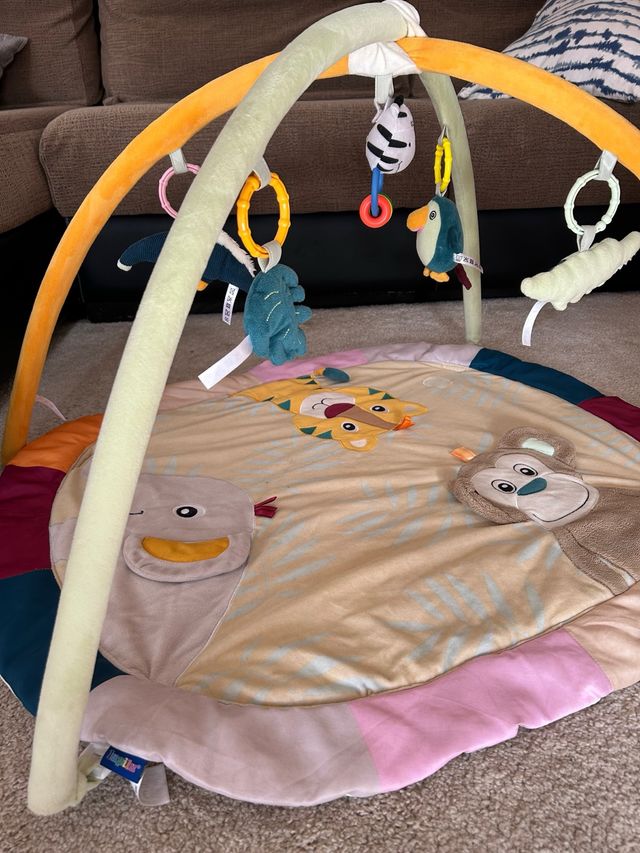 Gimnasio para bebé con juguetes