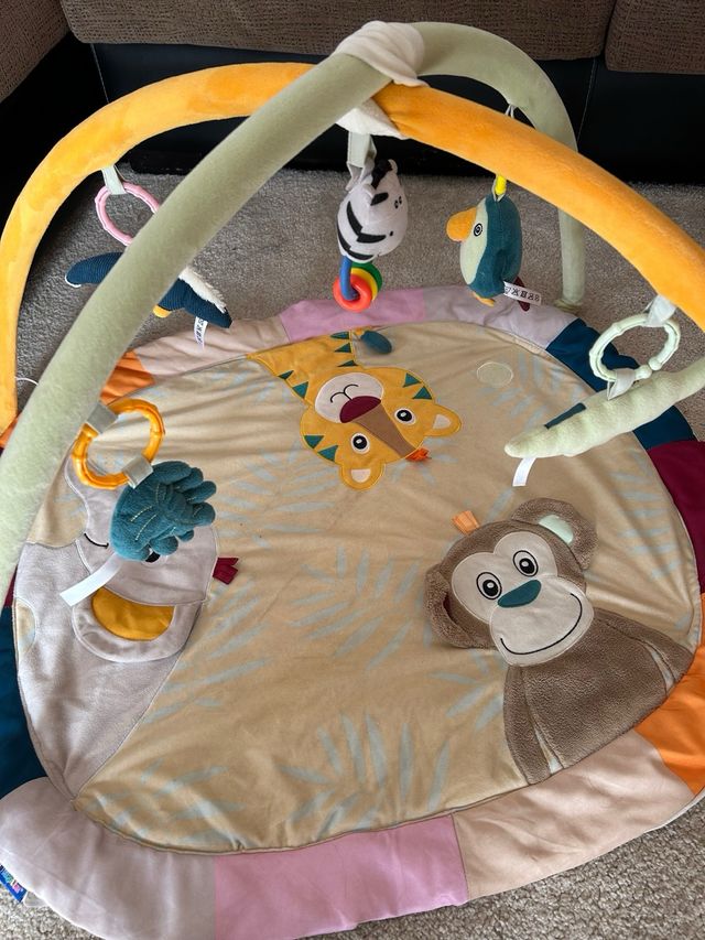 Gimnasio para bebé con juguetes