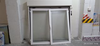 Ventana abatible aluminio blanco en buen estado.