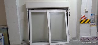 Ventana abatible aluminio blanco en buen estado.