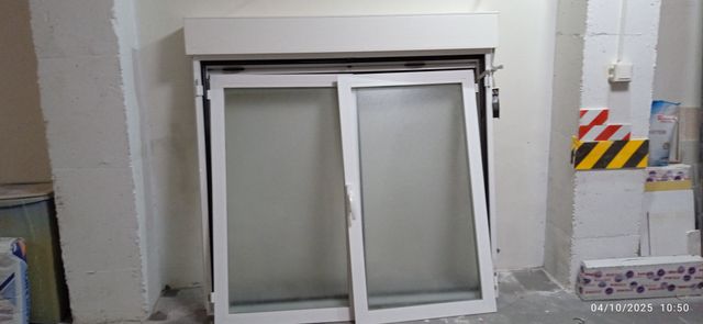 Ventana abatible aluminio blanco en buen estado.