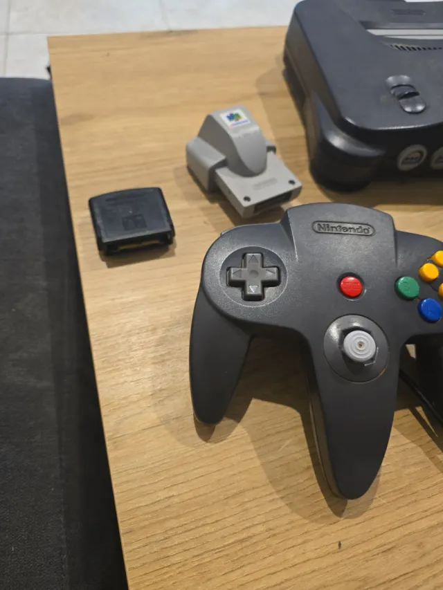 Pack Nintendo 64 con 3 mandos 110€ + 6 juegos 250€