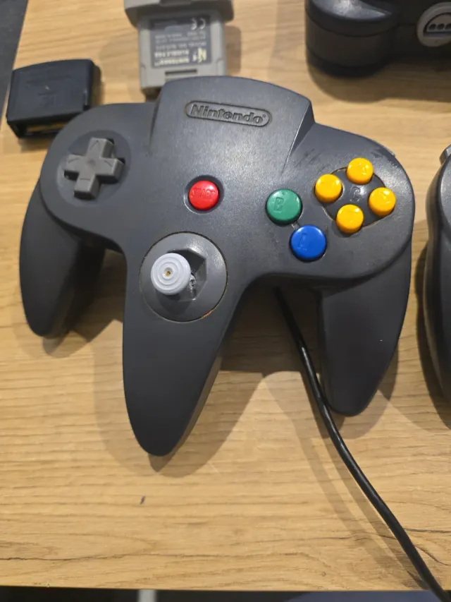 Pack Nintendo 64 con 3 mandos 110€ + 6 juegos 250€