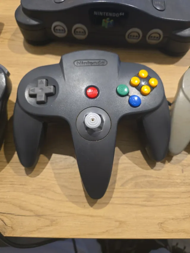 Pack Nintendo 64 con 3 mandos 110€ + 6 juegos 250€