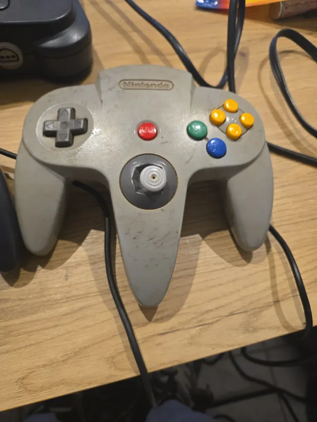 Pack Nintendo 64 con 3 mandos 110€ + 6 juegos 250€