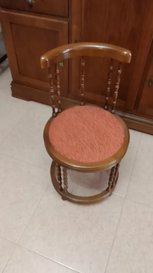 Silla de dormitorio con asiento tapizado