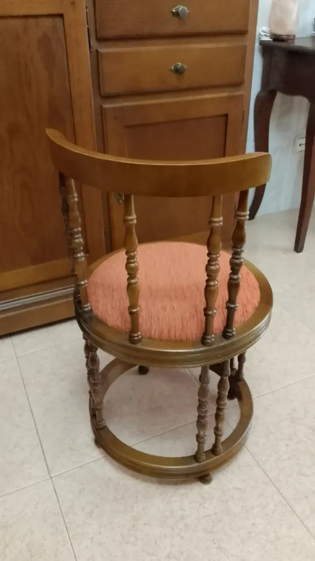 Silla de dormitorio con asiento tapizado