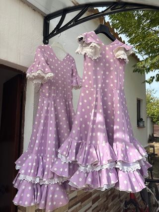 Trajes de flamenca morados con lunares blancos