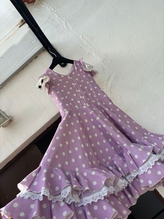 Trajes de flamenca morados con lunares blancos