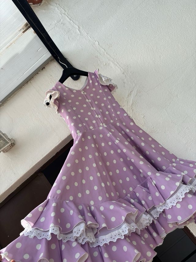 Trajes de flamenca morados con lunares blancos