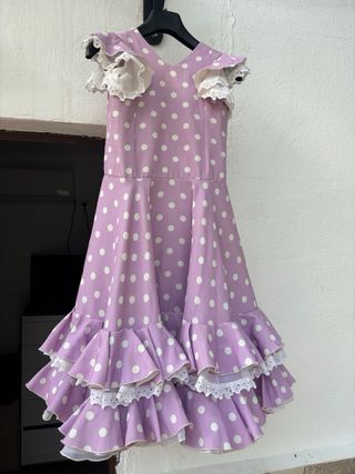 Trajes de flamenca morados con lunares blancos