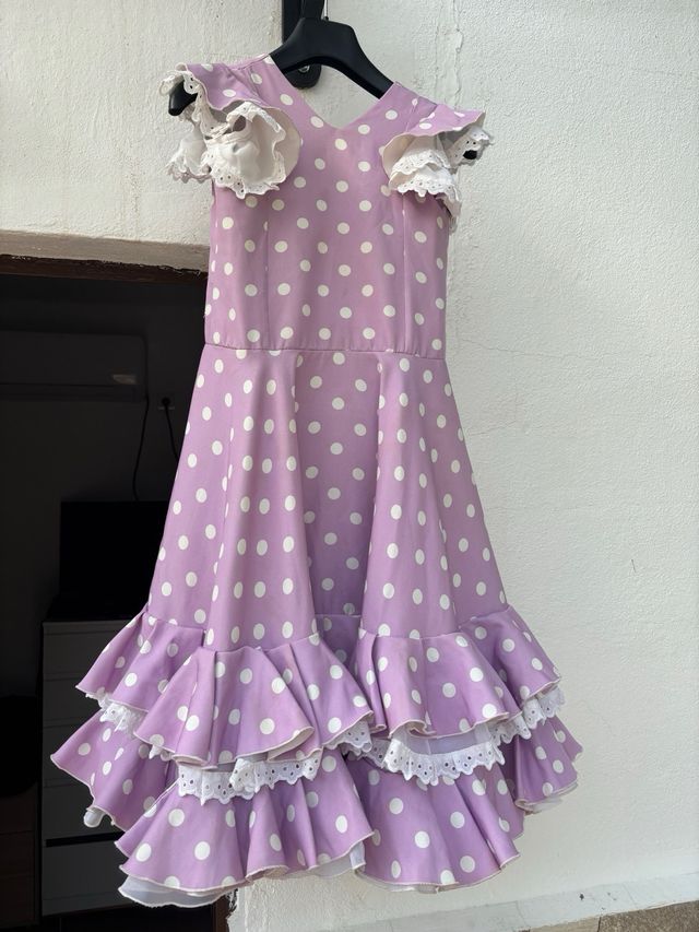 Trajes de flamenca morados con lunares blancos
