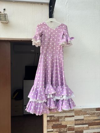 Trajes de flamenca morados con lunares blancos