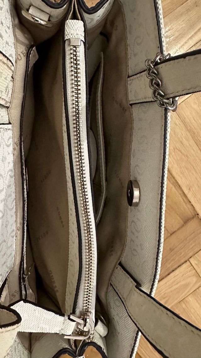 Bolso Guess Blanco y Dorado Poco Uso