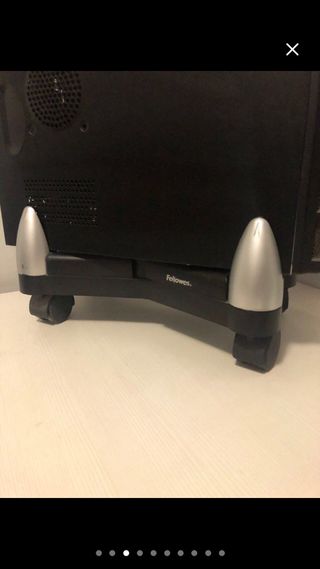 Ordenador sobremesa + teclado, altavoces y regleta