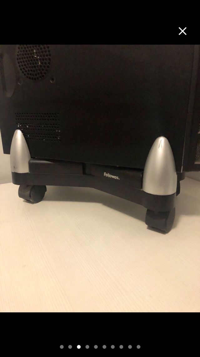 Ordenador sobremesa + teclado, altavoces y regleta