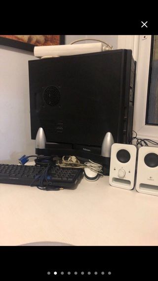 Ordenador sobremesa + teclado, altavoces y regleta