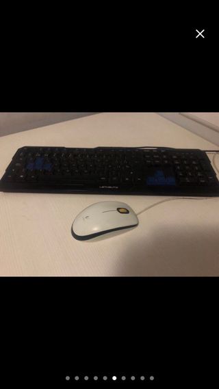 Ordenador sobremesa + teclado, altavoces y regleta