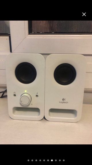 Ordenador sobremesa + teclado, altavoces y regleta