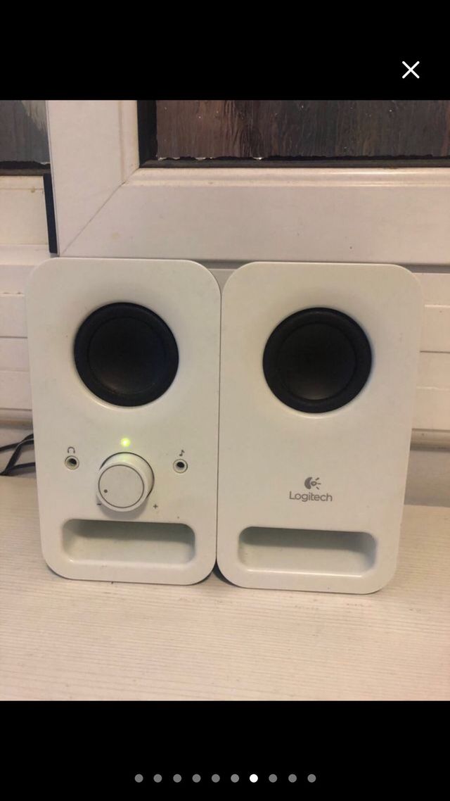 Ordenador sobremesa + teclado, altavoces y regleta