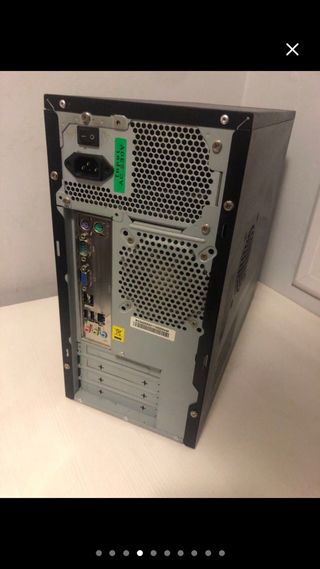 Ordenador sobremesa + teclado, altavoces y regleta