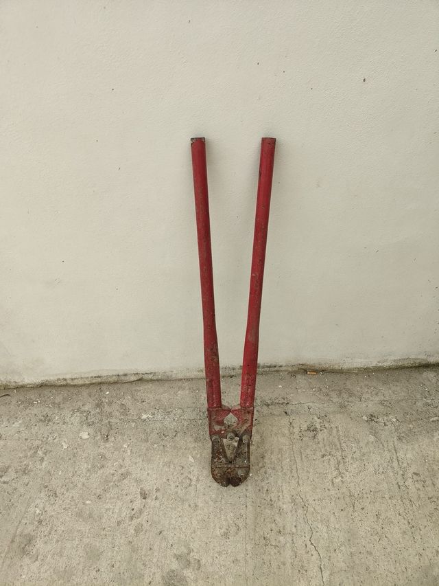 Cizalla para cortar hierros y cables