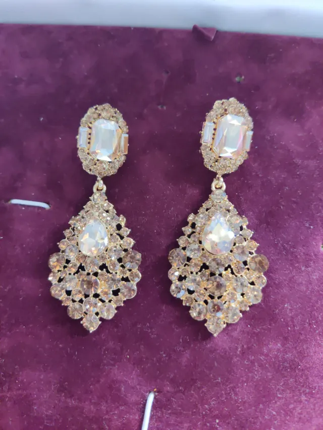 Pendientes dorados con pedrería