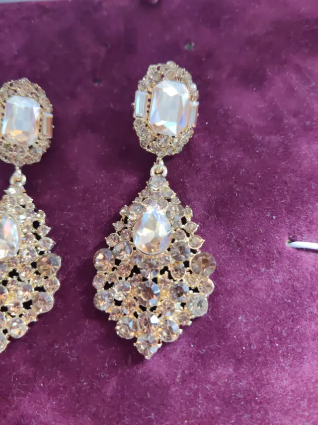 Pendientes dorados con pedrería