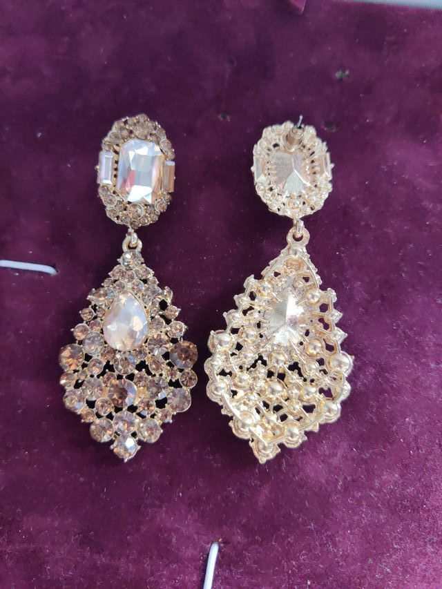 Pendientes dorados con pedrería