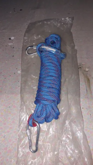 Cuerda de escalada azul con mosquetones