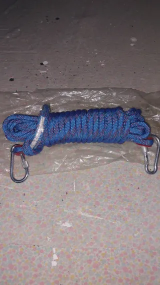 Cuerda de escalada azul con mosquetones