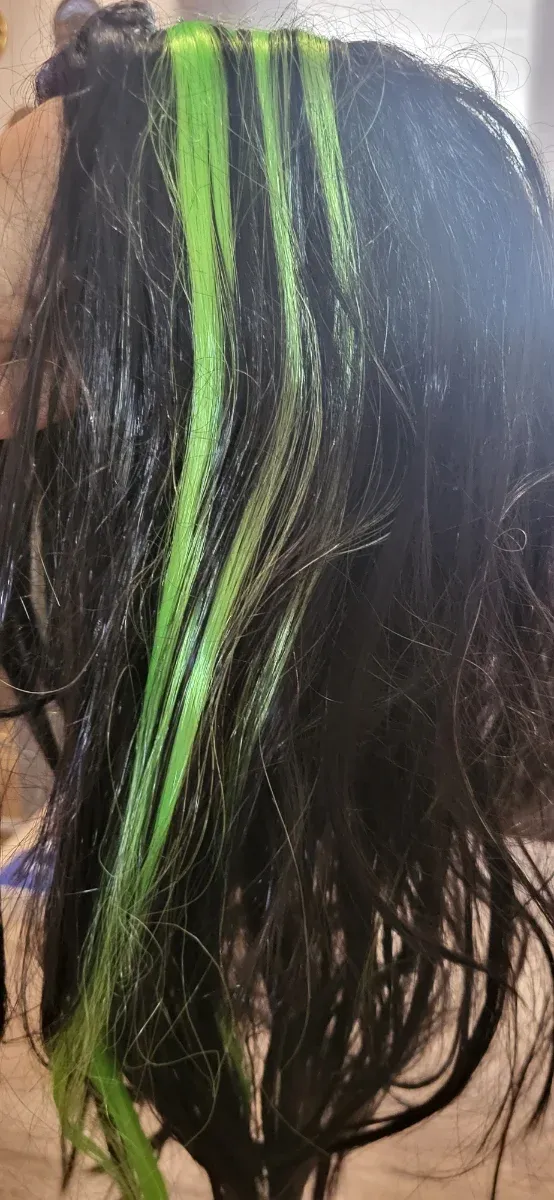 Peluca larga negra con mechones verdes