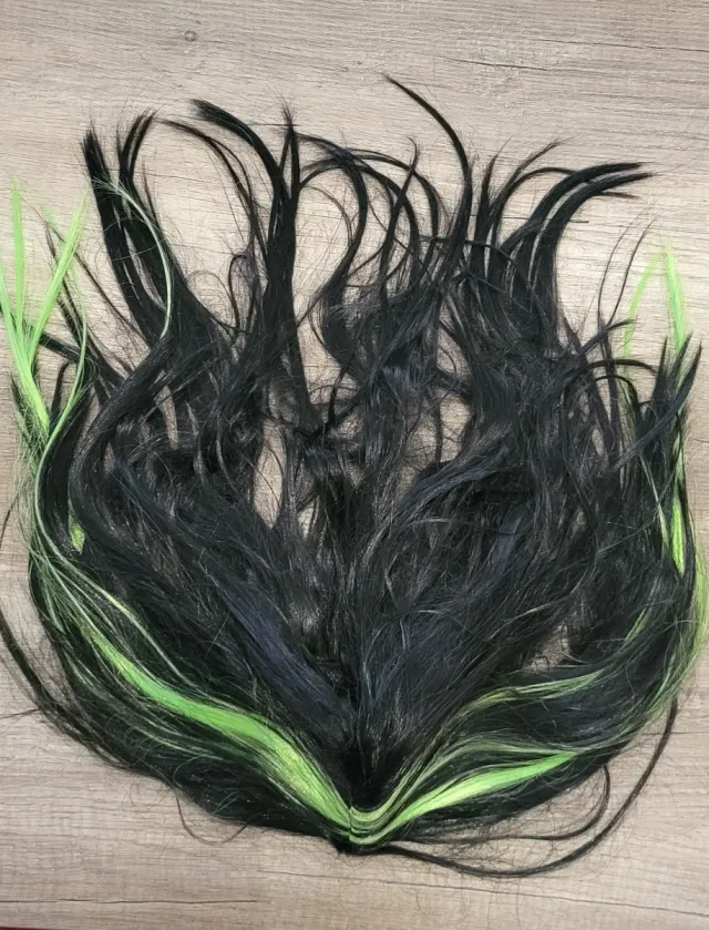 Peluca larga negra con mechones verdes