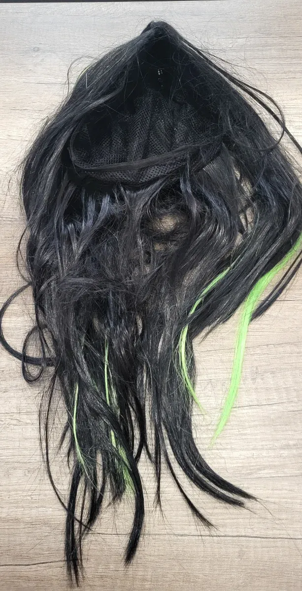 Peluca larga negra con mechones verdes