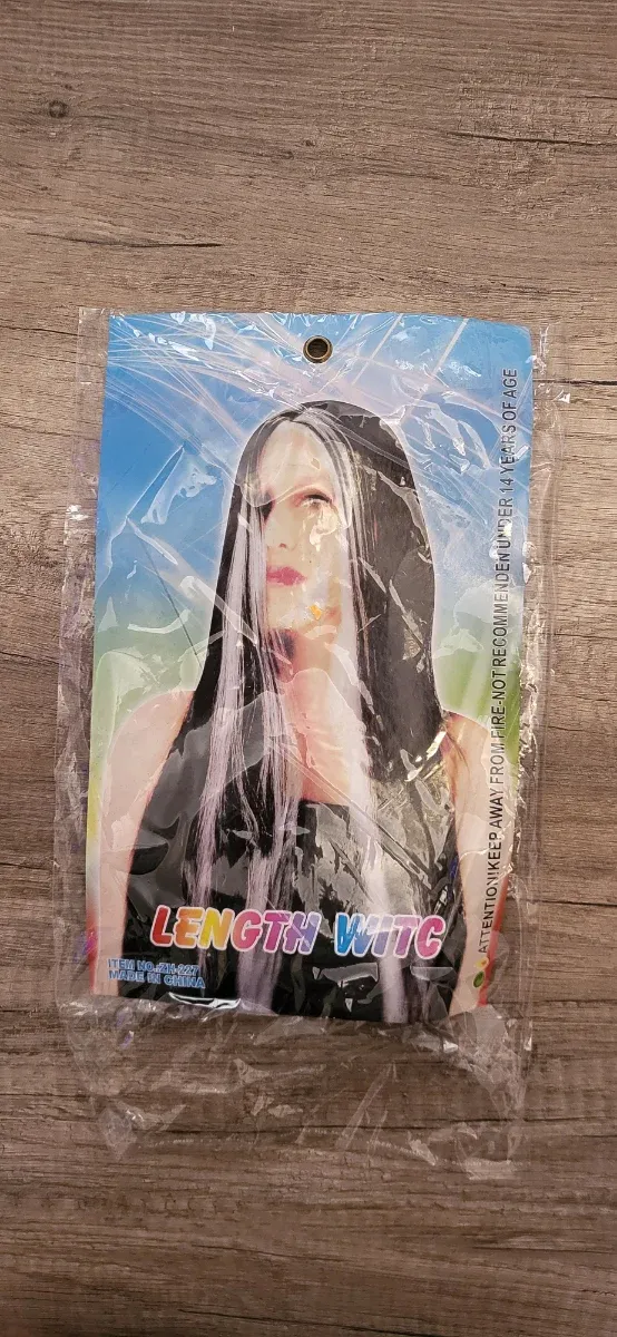 Peluca larga negra con mechones verdes