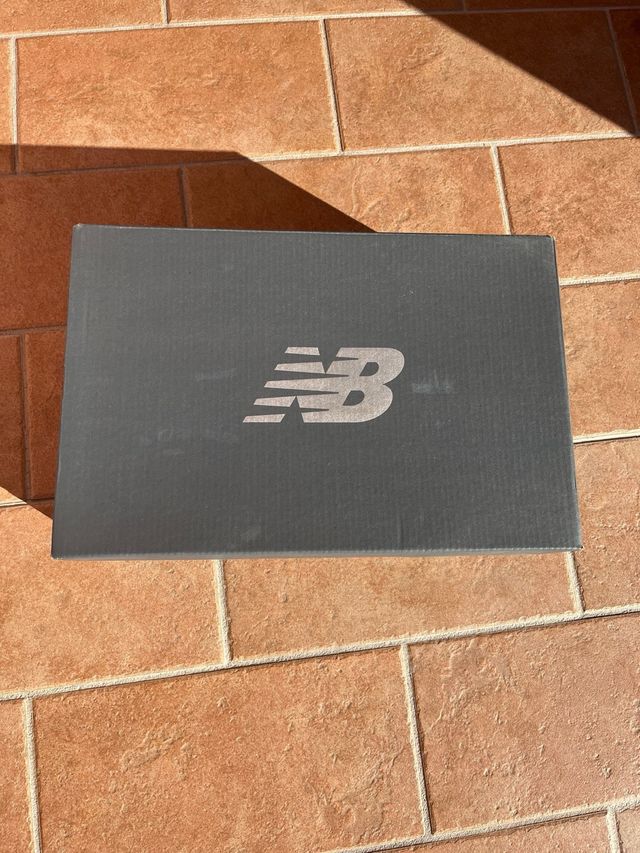 New Balance Beige/Teal Sneakers