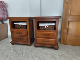 2 Comodini in legno massello con cestino