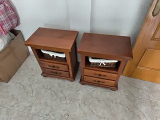 2 Comodini in legno massello con cestino