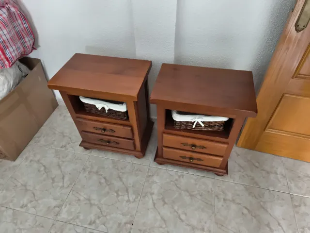 2 Comodini in legno massello con cestino