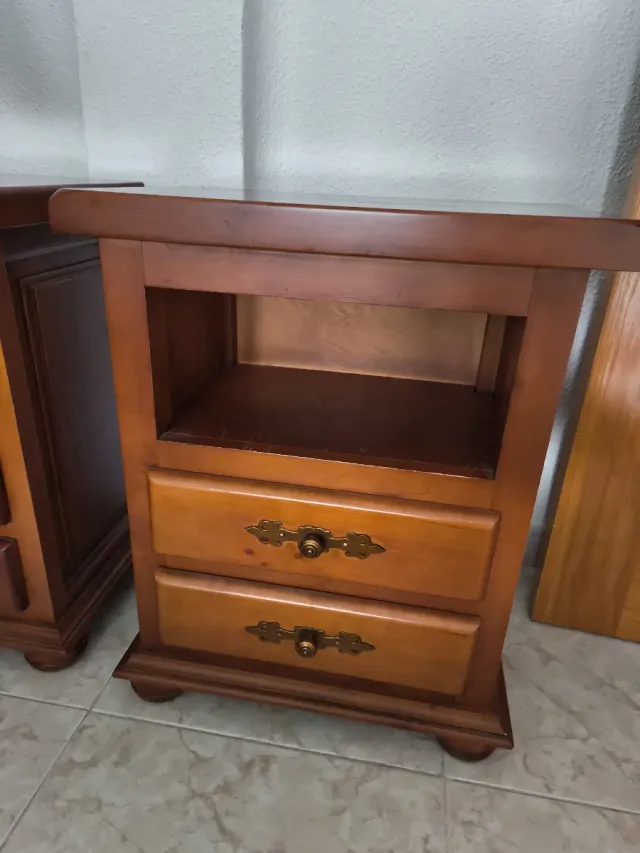 2 Comodini in legno massello con cestino