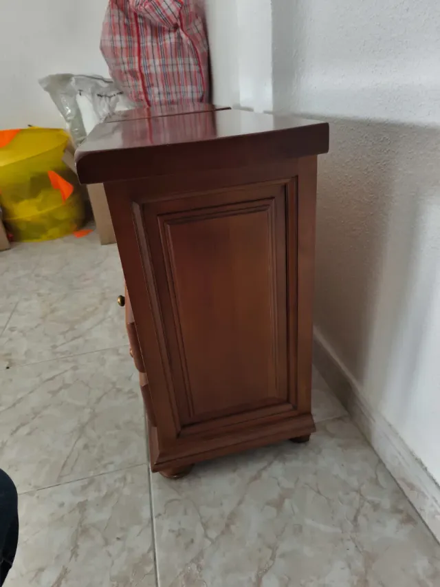 2 Comodini in legno massello con cestino