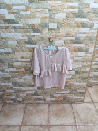 Blusa rosa con volantes y cremallera
