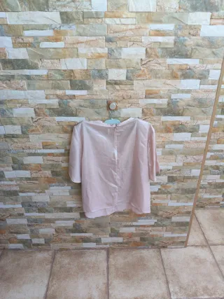 Blusa rosa con volantes y cremallera